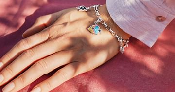 Gewinne ein Charms-Armband von Amor