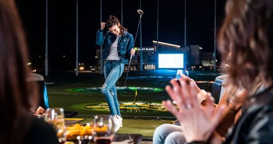 Gameplay, Food & Drinks bei Topgolf Wien gewinnen!
