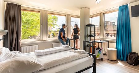 Wähle für deinen Städtetrip eine günstige Unterkunft von a&o Hostels! 40x in Europa vertreten - z. B. in Hamburg, Kopenhagen, Venedig, Edinburgh und Co. - und on top sparst du als Mitglied des a&o Clubs bis zu 25% auf die Buchung!