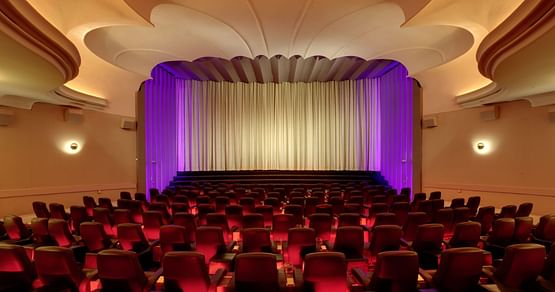 Genieße in der ASTOR Film Lounge Berlin erstklassige Kinovorstellungen mit Ledersesseln, top Technik und Service am Platz. Ob Opern, Filmklassiker oder Matineen – erlebe Kino neu. Sichere dir jetzt 20% Studentenrabatt auf Tickets!