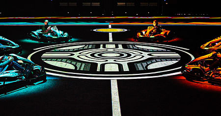 Bei BattleKart in Wien sind Adrenalin und Spaß auf der Überholspur: Erlebe jede Menge Action mit deinen Freunden und erhalte 10% Studentenrabatt auf die einzigartige Kombination aus Indoor-Kartbahn mit virtuellen Games!
