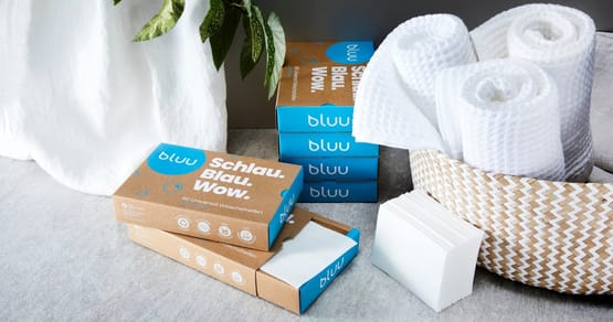 Deine WG riecht nach Lernstress statt Frische? Mit bluu wird Waschen und Putzen easy! Hol dir innovative, nachhaltige Wasch- & Reinigungsmittel im Kompaktformat und schnapp dir 20% Studentenrabatt auf alle Artikel inkl. Gratis-Versand!