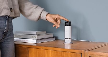 Dein kleines Alarmsystem für dein Zuhause – die Eyes Innenkamera II von Bosch Smart Home! Die smarte Kamera schützt dich mit Bewegungs- und Geräuscherkennung, Alarmfunktion und mehr. Hol dir dein praktisches Security-Gadget mit 20% Studentenrabatt!