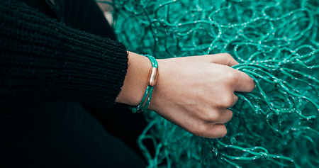 Die Armbänder & Schlüsselanhänger von BRACENET werden aus alten Fischernetzen (Geisternetzen) in Handarbeit gefertigt. Setze auch du ein Zeichen für saubere Ozeane & spare mit unserem BRACENET Studentenrabatt 15% auf das gesamte Sortiment!