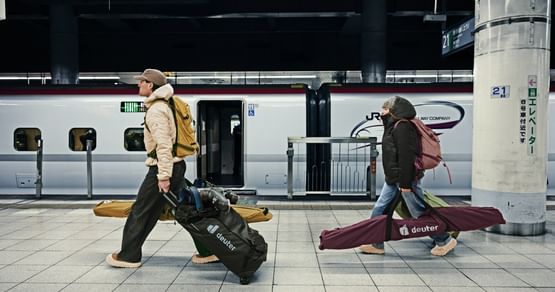 Egal ob für deinen Campus-Alltag, deine nächste Skitour, deine Reise oder deinen nächsten Abenteuertrip: Mit dem deuter Studentenrabatt bekommst du -15% auf das gesamte Sortiment wie Rucksäcke, Schlafsäcke, Taschen und mehr im Onlineshop!