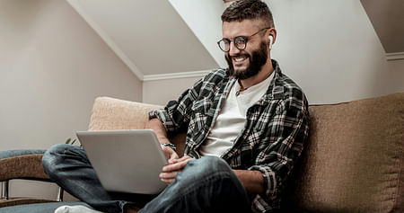 Erstelle in Sekunden deine professionelle Website – ganz ohne Programmierung! Wähle bei checkdomain aus 150+ Designs und lasse Texte und Bilder von smarter KI generieren. Hol dir jetzt sagenhafte 93% Studentenrabatt auf den Bau deiner Homepage!