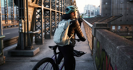 Stylisch, sicher und ready fürs Bike: Mit den Urban Backpacks, Protektor-Rucksäcken & Travel Essentials von EVOC bist du perfekt für den urbanen Fahrraddschungel und mehr ausgestattet. Hol dir jetzt satte 30% Studentenrabatt - inkl. SALE!