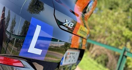 Mit der Fahrschule Am Campus kannst du ganz einfach neben der Uni deinen Führerschein machen. Mit unserem Fahrschule Am Campus Studentenrabatt sparst du 100€ auf deinen Führerscheinkurs, ob Auto oder Motorrad!