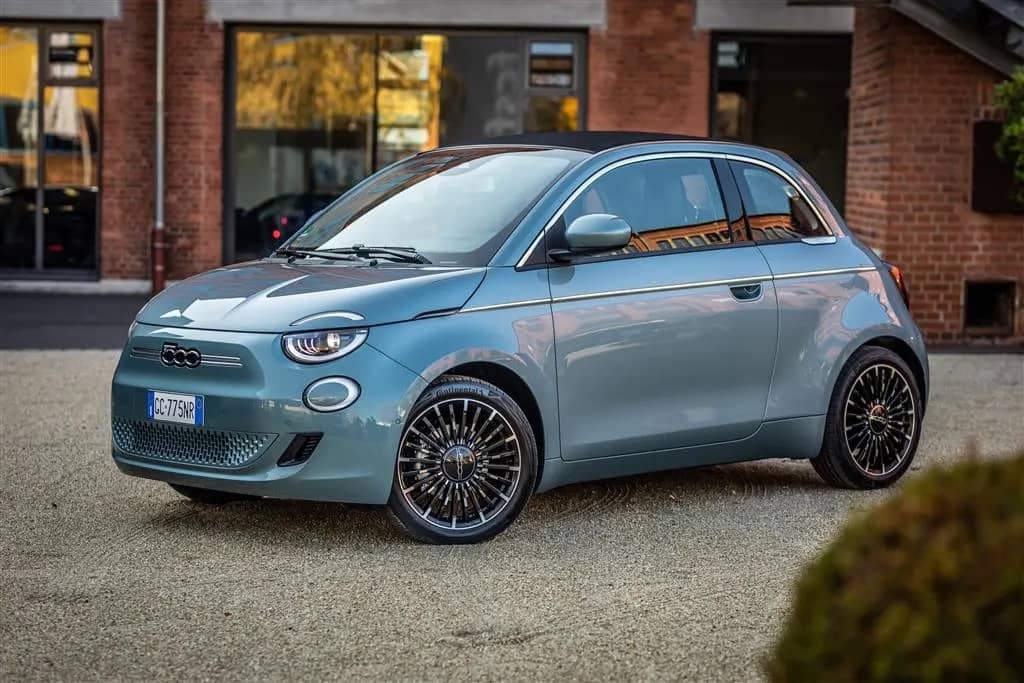 Einsteigen, losfahren und sparen: 100€ Studentenrabatt auf dein flexibles Auto Abo von FINN!