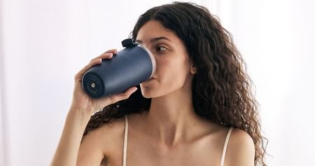 Die isolierten Trinkflaschen und Kaffeebecher von FLSK halten Deine Lieblingsgetränke stundenlang heiß oder kalt und laufen bestimmt nicht aus. Alle Produkte kannst Du außerdem mit einer individuellen Gravur personalisieren – auch als Geschenk ideal!