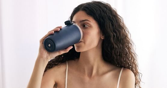 Die isolierten Trinkflaschen und Kaffeebecher von FLSK halten Deine Lieblingsgetränke stundenlang heiß oder kalt und laufen bestimmt nicht aus. Alle Produkte kannst Du außerdem mit einer individuellen Gravur personalisieren – auch als Geschenk ideal!