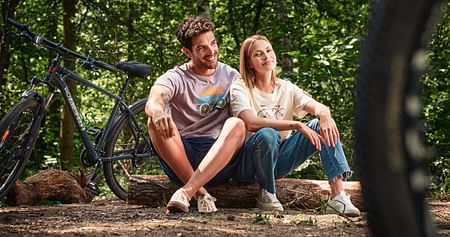 GREENBOMB schafft nachhaltige Mode, die dich mit gutem Gefühl durchs Leben trägt. Dabei dreht sich alles um einzigartige Motive, gedruckt auf hochwertigen Textilien – z.B. Shirts, Hoodies, Hosen etc. Es winken 20% Studentenrabatt im Onlineshop!
