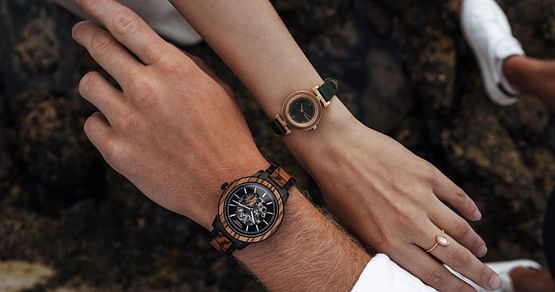 Holzkern besticht durch seine einzigartigen Designs, fairen Preise und das nachhaltige Konzept: Mit Studentenrabatt gibts jetzt -13% auf die alle tollen Uhren, Armbänder und Schmuck. Ohne Mindestbestellwert und versandkostenfrei!