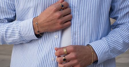 Entdecke handgemachten Herrenschmuck von KUZZOI – aus hochwertigem Sterling Silber und edlem Gelbgold, direkt aus der eigenen Manufaktur auf Bali. Sichere dir jetzt 25% Studentenrabatt auf Ringe, Armbänder & Ketten im Onlineshop!