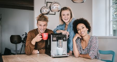Im Melitta® Onlineshop findest du unzählige Produkte zur Kaffeezubereitung, damit du jede Tasse Kaffee genießen kannst. Außerdem stehen dir verschiedenste Kaffeebohnensorten zur Verfügung. Einfach stöbern, auswählen und 26% Studentenrabatt sichern!