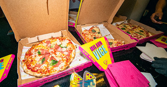 Top vibes - tasty Pizza! Bei Milano Vice bestellst du einfach und simpel über den Onlineshop und genießt - dank pronto Lieferung - in Windeseile von Profiköchen zusammengestellte Pizza oder Pinsa. Es gibt 10€ Studentenrabatt auf deine 1. Bestellung! 