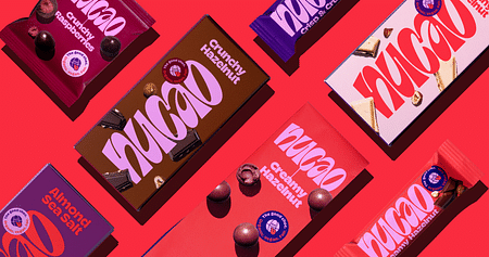 Choc the system! Der nucao Studierendenrabatt bringt dir nachhaltige Riegel, Tafelschokolade & viele weitere Snacks zum günstigen Preis – alles vegan, bio und mit Fairtrade-Kakao! Im Onlineshop warten -15% auf das gesamte Sortiment auf dich.