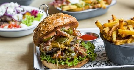 Bei Omnom Burger erwarten dich köstliche handgemachte Burger –  gefertigt nur aus besten österreichischen Qualitätszutaten. Als iamstudent PLUS Mitglied sparst du 15% bei jeder Abholung oder Konsumation vor Ort.