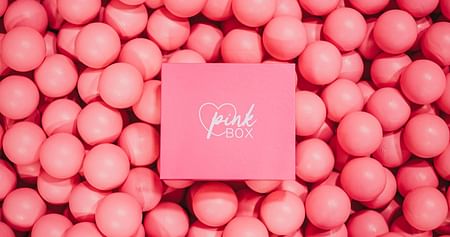 Abonniere Pink Box und erhalte 12x/Jahr eine Beauty Box gefüllt mit genialen Beautyprodukten. Mit unserem Studentenrabatt gibts als Geschenk eine Korean Beauty Box im Wert von über 100€ gratis zum Jahresabo – und du sparst zusätzlich 2,50€ pro Box.