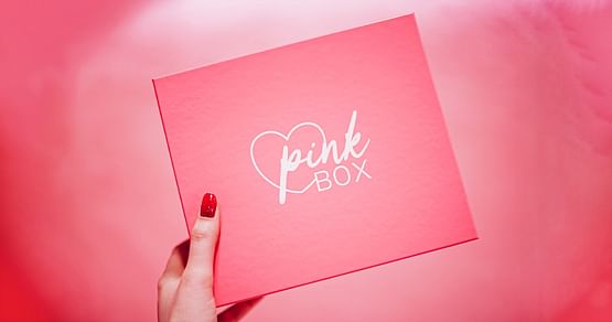 Abonniere die Pink Box und erhalte monatlich eine Beauty Box gefüllt mit Beauty-Produkten von angesagten Marken wie Nø Cosmetics, Essie, Christina Aguilera uvm. Mit Studentenrabatt bekommst du -30% auf die erste Pink Box* im Abo!