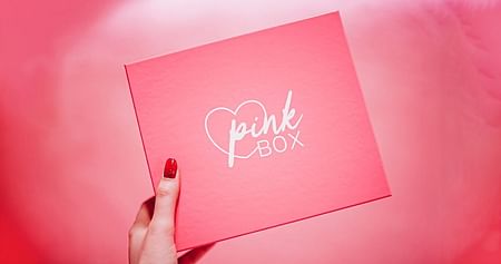 Abonniere Pink Box und erhalte monatlich eine Beauty Box gefüllt mit ausgewählten Make-up- und Lifestyle-Produkten von angesagten Marken! Mit Studentenrabatt bekommst du -30% auf die erste Pink Box im Abo – egal für welches Abo du dich entscheidest!
