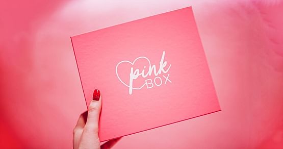 Abonniere Pink Box und erhalte monatlich eine Beauty Box gefüllt mit ausgewählten Make-up- und Lifestyle-Produkten von angesagten Marken! Mit Studentenrabatt bekommst du -30% auf die erste Pink Box im Abo – egal für welches Abo du dich entscheidest!