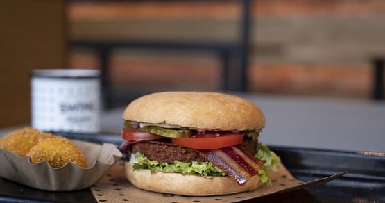 Gönn dir bei Swing Kitchen die Burgercombo zum Solopreis: Mit Studentenrabatt bekommst du zur Burgerbestellung Pommes und ein Free Refill Getränk kostenlos dazu! Dein veganes Lieblingsrestaurant gibts aktuell in München, Leipzig und Berlin.
