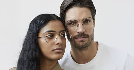 Entdecke Premium Eyewear in zeitlosem Schweizer Design. Gefertigt aus den besten Materialien der Welt. Zu einem fairen Preis. It