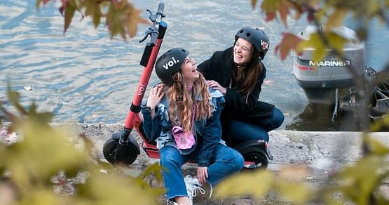 Werde ein Voi Rider und nimm statt der vollen U-Bahn die emissionsfreien E-Scooter, die an vielen Straßenecken auf dich warten! Mit unserem Voi Studentenrabatt sparst du 20% auf jede Fahrt - gültig für Neu- und Bestandskunden.
